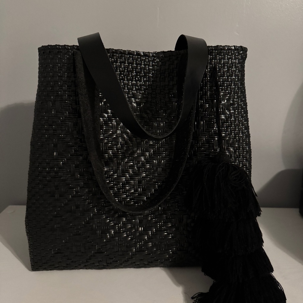 Pipa Large black tote with tassel